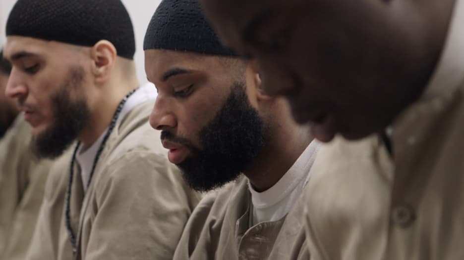 شاهد.. لماذا يعتنق السجناء الأمريكيون الديانة الإسلامية؟