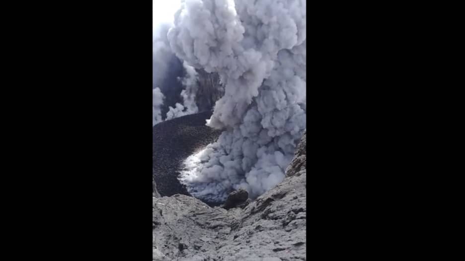 شاهد.. لحظة ثوران بركان بالي في إندونيسيا