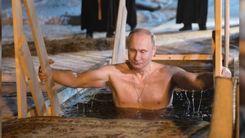 شاهد.. بوتين يغوص في بحيرة متجمدة احتفالا بـ"عيد الغطاس"