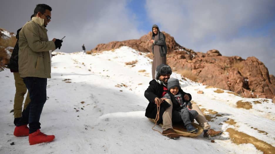 شاهد.. سعوديون يتزلجون على الثلج في تبوك!