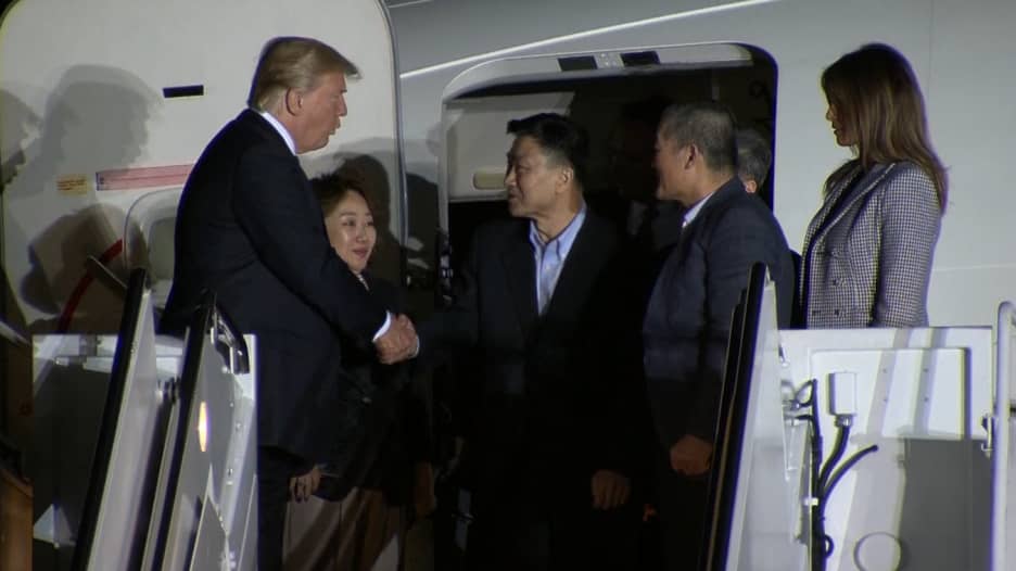 شاهد.. ترامب يستقبل محتجزين أطلق سراحهم من كوريا الشمالية