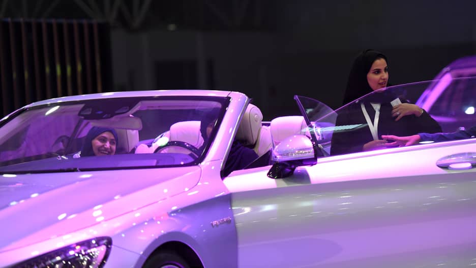 شاهد..السعوديات "يستمتعن" بأول معرض نسائي للسيارات في الرياض