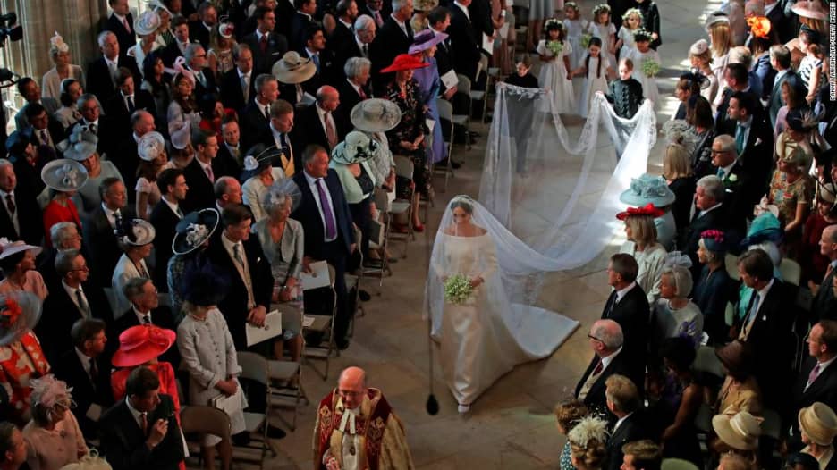 ما رأي خبراء الموضة بفستان زفاف ميغان ماركل؟
