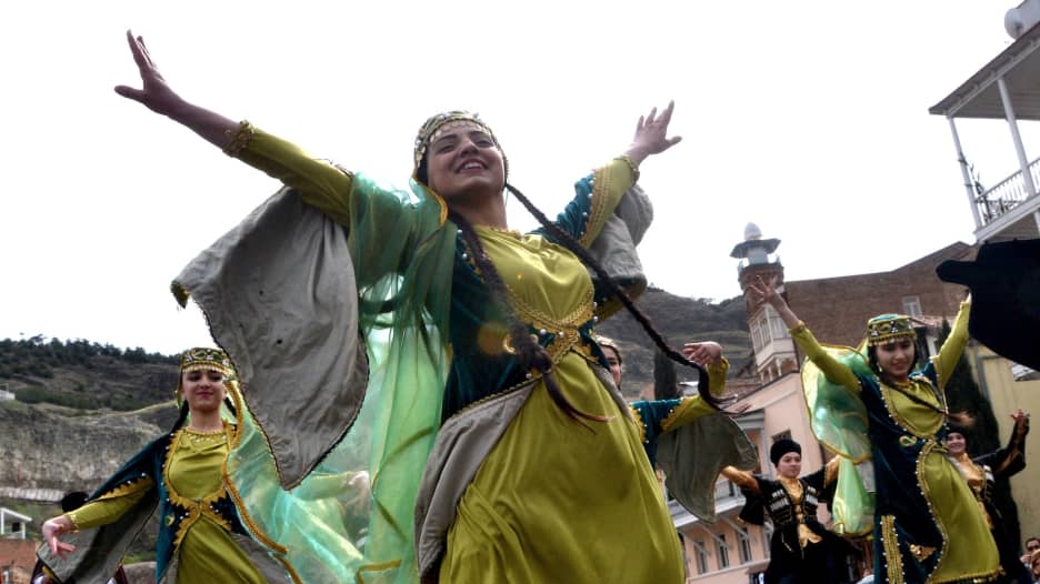عيد النوروز في أذربيجان.. رقص وألوان و"أول يوم ربيع"