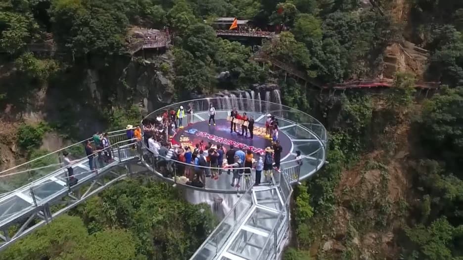 جسر زجاجي شاهق بالصين يجمع بين المتعة والرعب