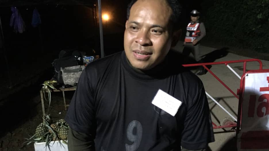 شاهد.. ردة فعل أب تايلندي بعد إنقاذ ابنه من الكهف