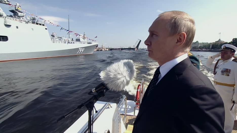 شاهد.. بوتين يتباهى بترسانته العسكرية في “يوم البحرية”