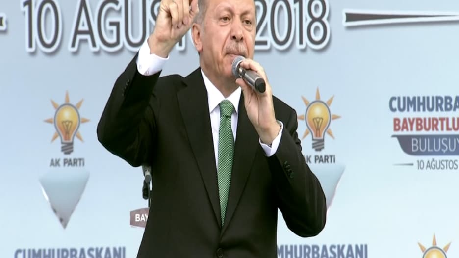 أردوغان يطالب الأتراك بـ"دولارات تحت الوسادة": كفاح وطني