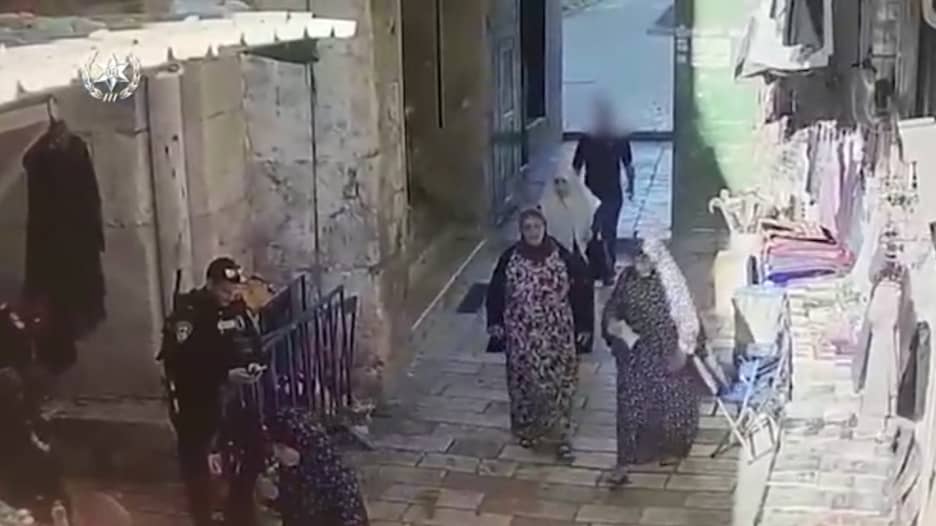 لحظة محاولة طعن شرطي إسرائيلي في القدس