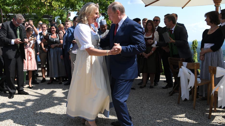 بوتين يرقص مع وزيرة خارجية النمسا في حفل زفافها
