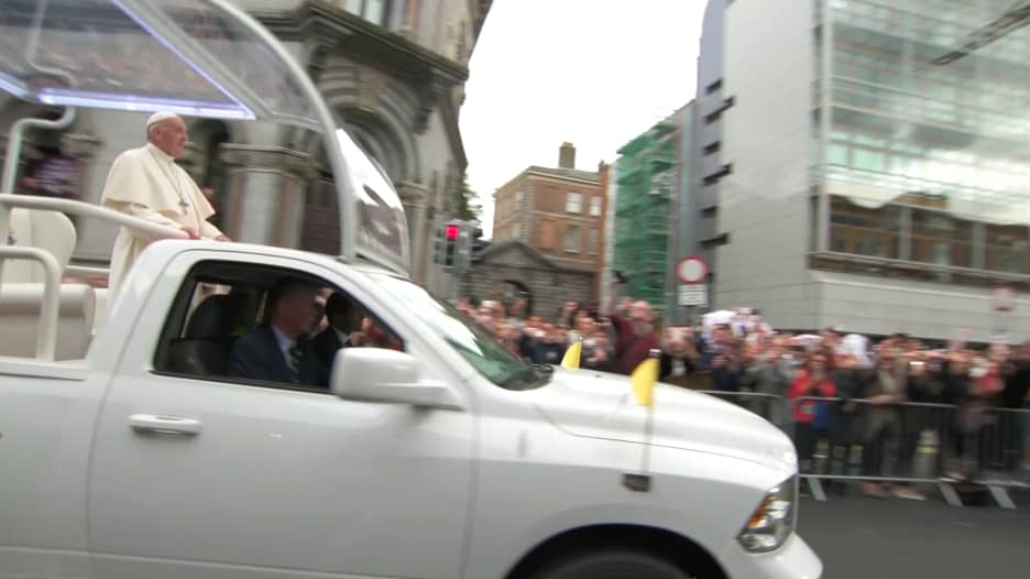 موكب البابا فرنسيس يمر أمام قلعة دبلن