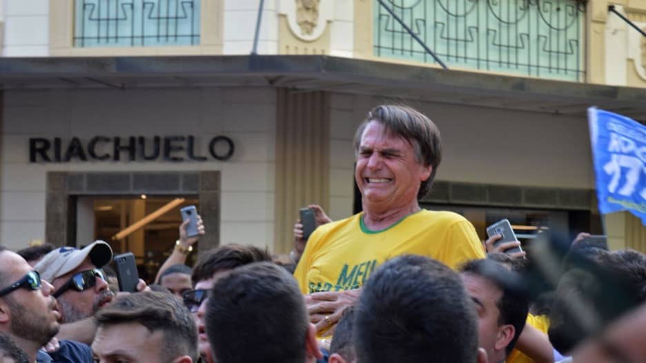 لحظة تعرض مرشح رئاسي برازيلي للطعن