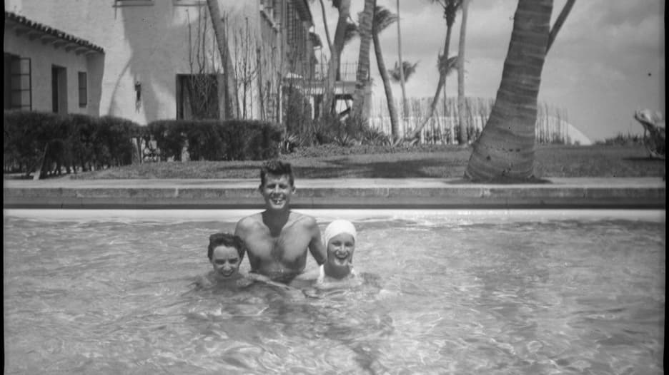 شاهد صور نادرة داخل الحياة الخاصة لعائلة جون كينيدي