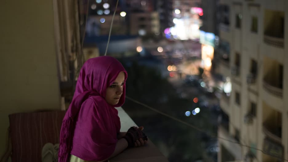 فوتوغرافية مصرية تلتقط بعدستها الأزمات التي تواجهها مصر