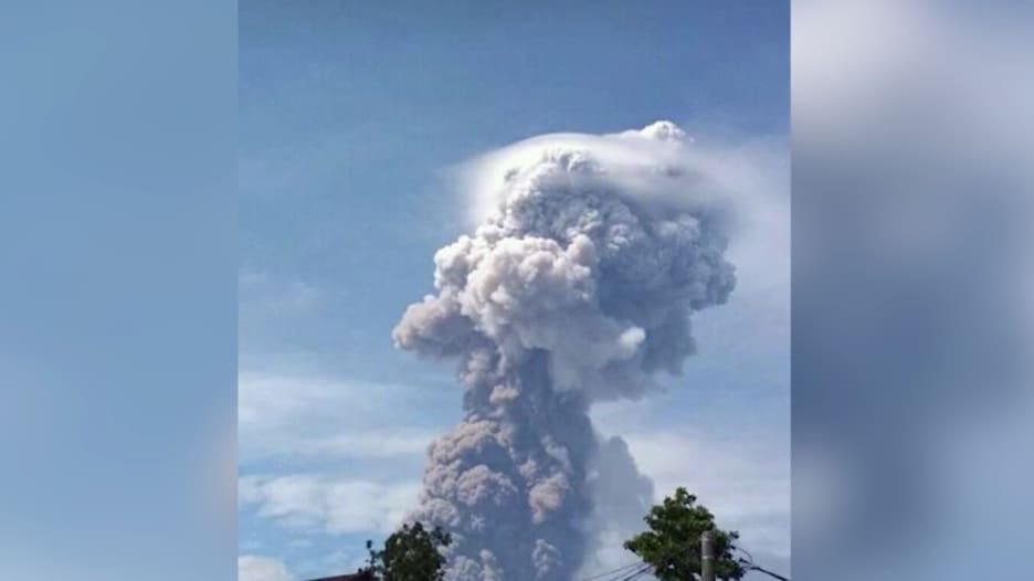 الكوارث تتوالى.. لحظة ثوران بركان في إندونيسيا