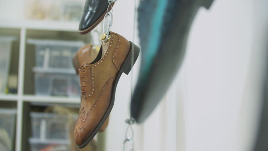 مصنع الأحذية الإيطالي بدبي.. 150 خطوة لصنع "الحلم"
