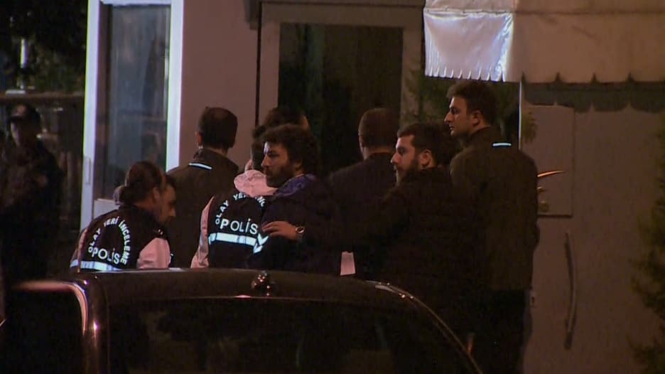 لحظة دخول المحققين الأتراك إلى القنصلية السعودية في إسطنبول