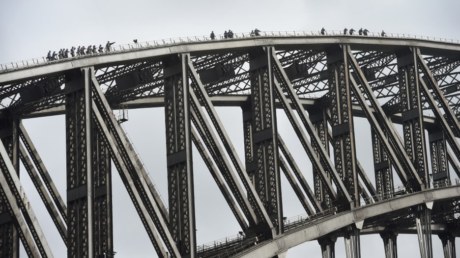 هل تجرؤ على تسلق جسر ميناء سيدني؟