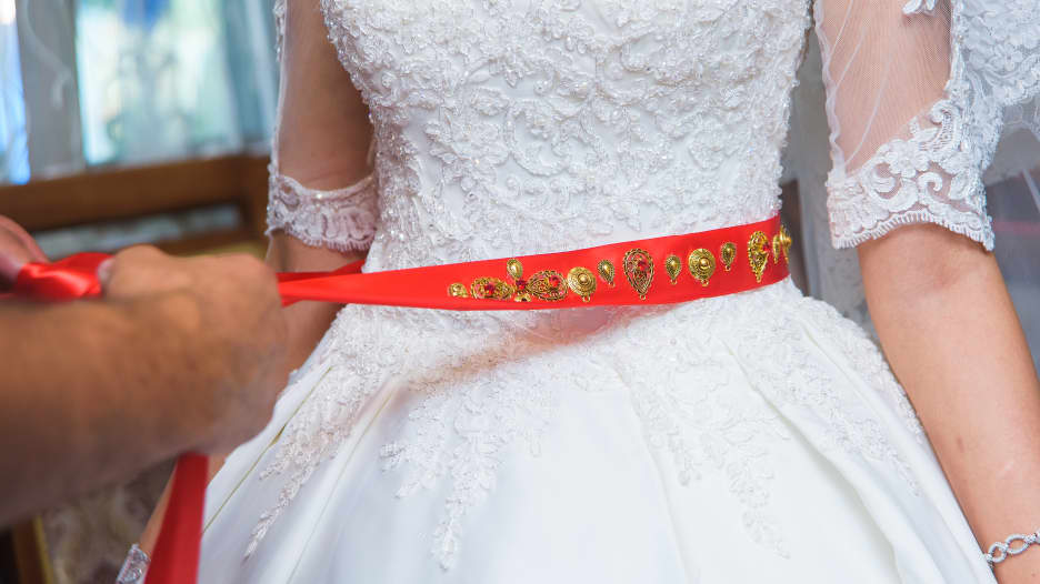 حزام أحمر يُلف حول خصر العروس بأذربيجان.. ما السر؟