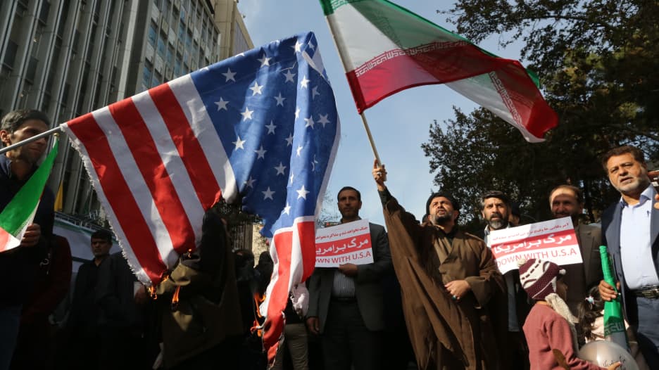كيف تجنب ترامب قفزة أسعار النفط مع العقوبات على طهران؟