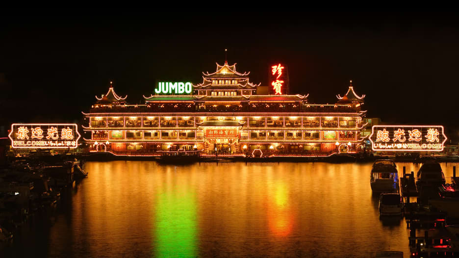 “مملكة جمبو” في هونغ كونغ.. أكبر مطعم عائم بالعالم
