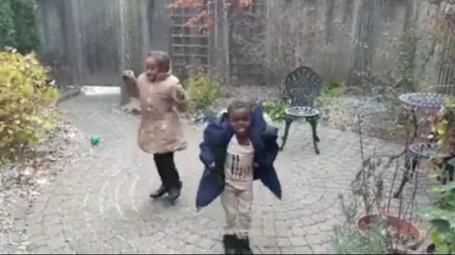 هكذا كان رد فعل أطفال لاجئين يرون الثلوج لأول مرة