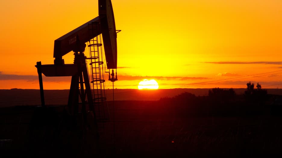 ما هي الأسباب التي دفعت أسعار النفط إلى التهاوي؟