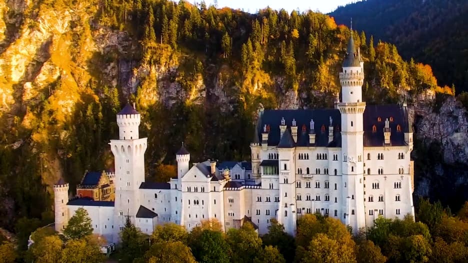قلعة "ديزني" حقيقية في ألمانيا.. هل كان لملكها نهاية سعيدة؟