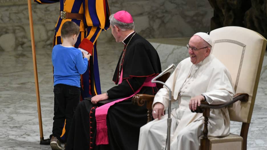 طفل يسرق الأضواء من البابا فرانسيس.. ما الذي قام به؟