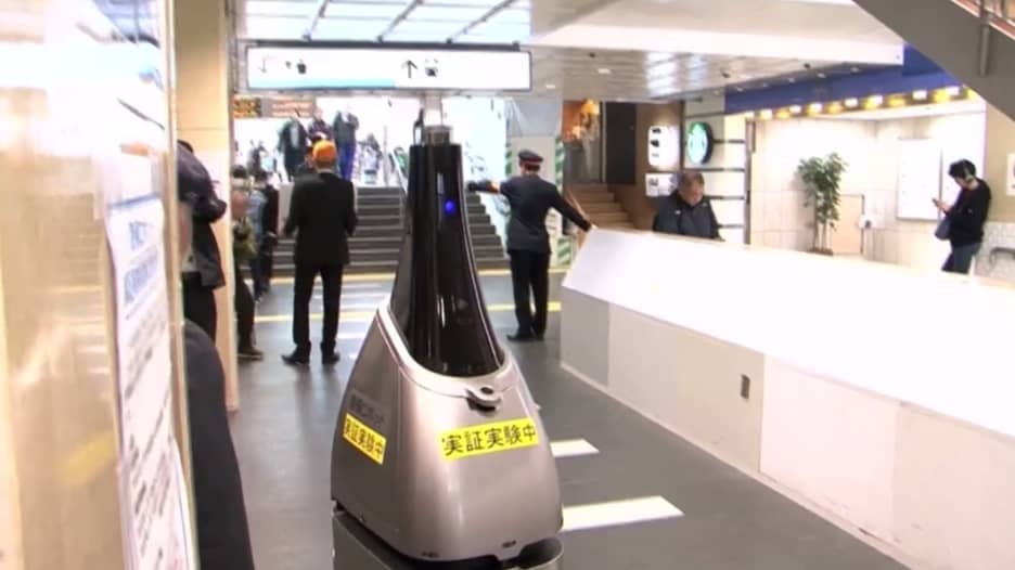 لماذا يتجول هذا الروبوت في محطة قطار باليابان؟