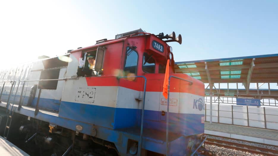 انطلاق أول قطار من كوريا الجنوبية إلى الشمالية منذ عقد