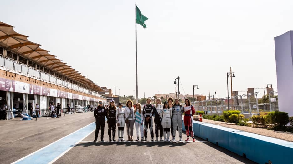 ماذا تعني إقامة بطولة "فورمولا إي" بالسعودية للنساء؟