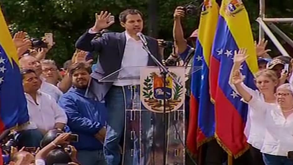 رئيس الجمعية الوطنية ينصّب نفسه رئيساً لفنزويلا بدل مادورو