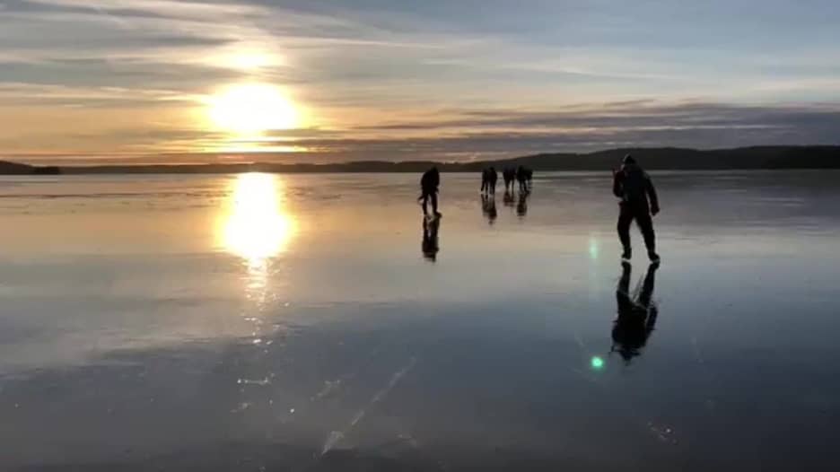 متزلجون يسجّلون صوت “غناء” بحيرة متجمدة بالنرويج