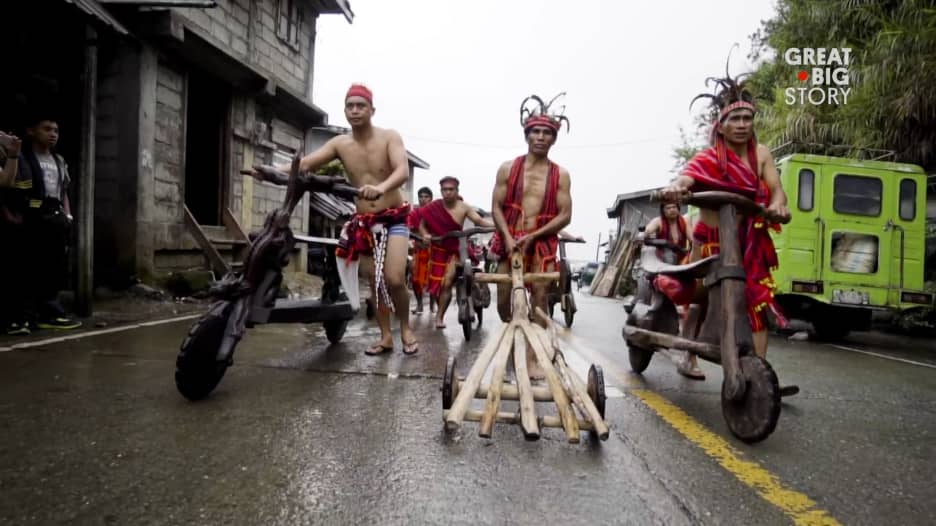 بين تلال الفلبين المنحدرة يُقام سباق دراجات بلا مكابح.. هل ت