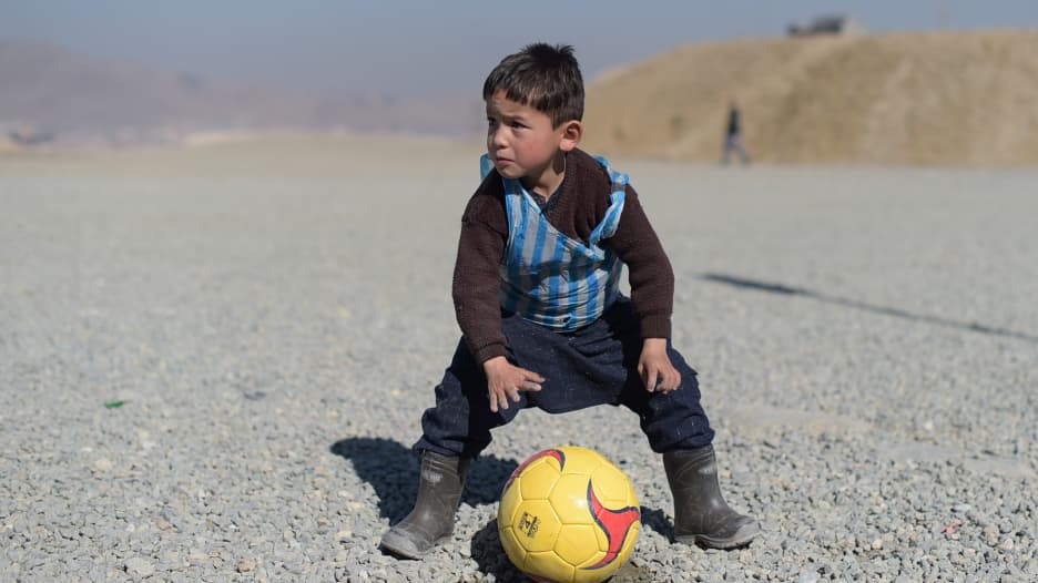 الطفل ميسي يناشد قدوته من جديد: أخرجني من أفغانستان