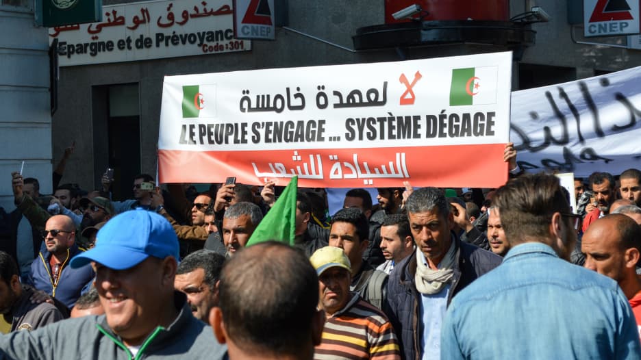 "لقد دمرتم البلاد".. استمرار المظاهرات ضد بوتفليقة بالجزائر
