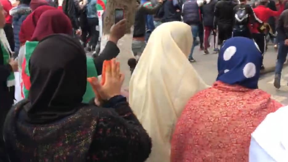 جزائريات يتظاهرن ضد ترشح بوتفليقة في يوم المرأة العالمي