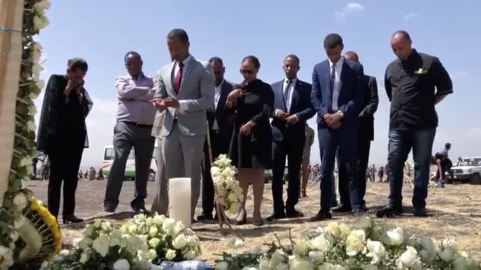 شاهد.. عائلات ضحايا الطائرة الإثيوبية المنكوبة بموقع الحادث