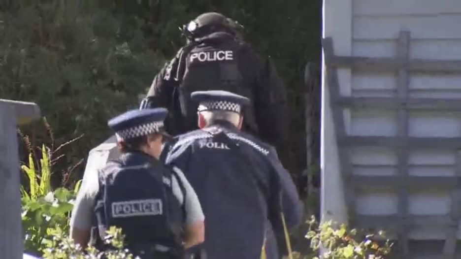 الشرطة النيوزيلندية تداهم منزل مشتبه به بعد هجوم المسجدين