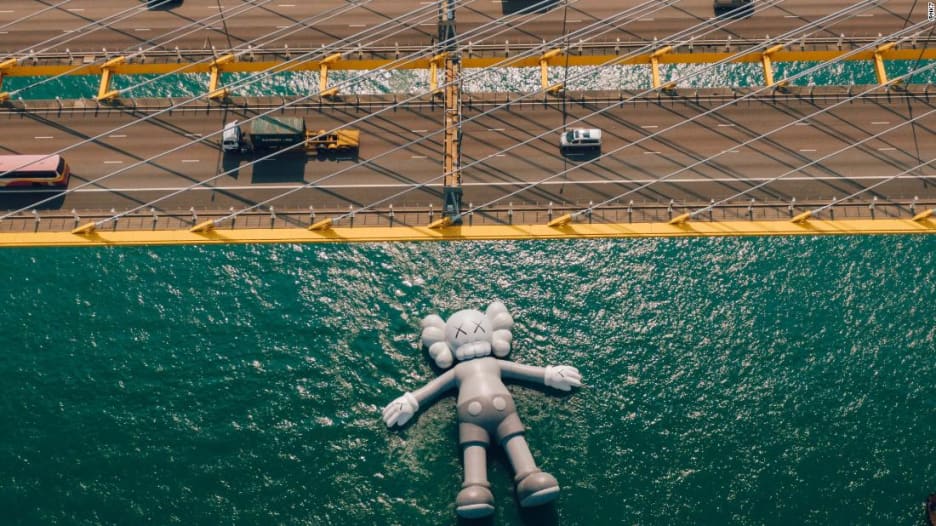 ما قصة هذا التمثال الذي يطفو على سطح المياه في هونغ كونغ؟