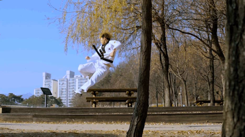 حركات بهلوانية "مستحيلة".. بهذا الفن القتالي الكوري