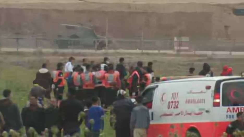عشرات الفلسطينين يخرجون قرب حدود غزة ومقتل أحدهم