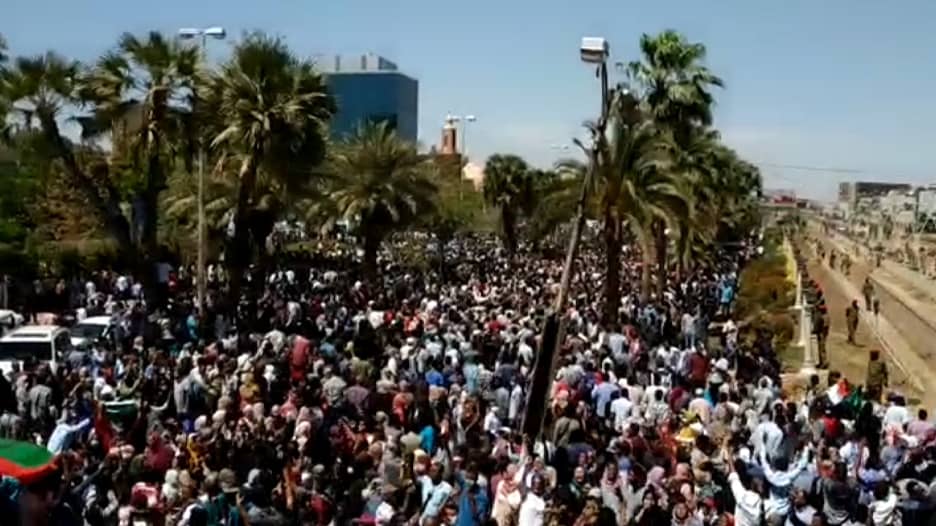 مظاهرة "حاشدة" أمام مقر الجيش السوداني.. تقابل بالغاز المسيل للدموع