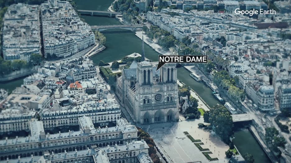 شاهد عيان كان بداخل "نوتردام" في باريس ينقل ما حدث لـCNN