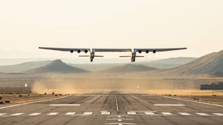 للمرة الأولى..أكبر طائرة في العالم تحلق في السماء