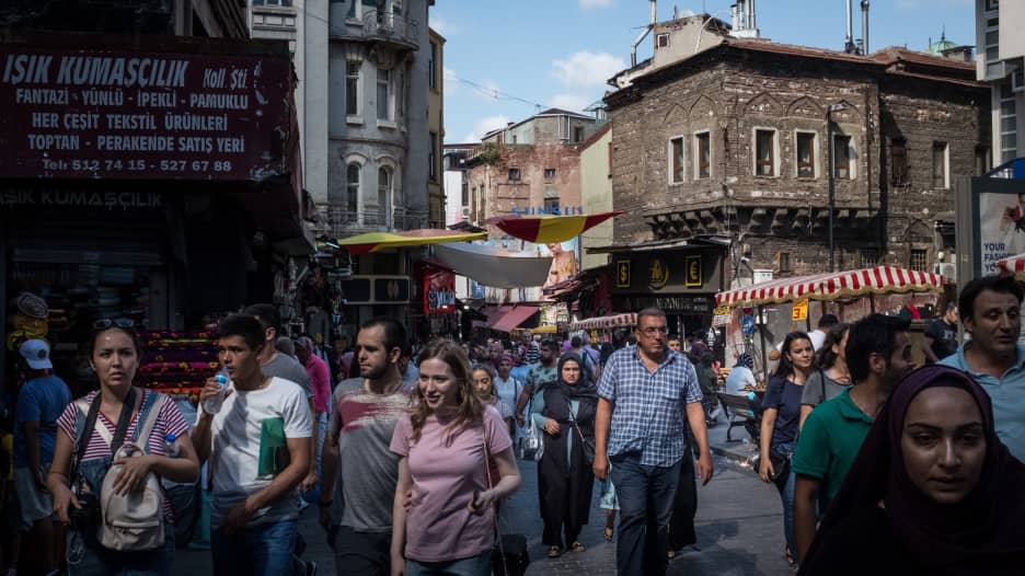 معاناة الاقتصاد التركي تتزايد.. فهل تفلح وعود الحكومة في تجا