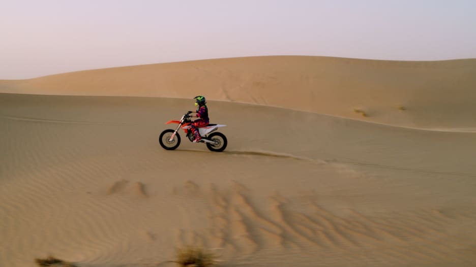 قابلوا الفتاة التي تركب الدراجات عبر الكثبان الرملية في دبي