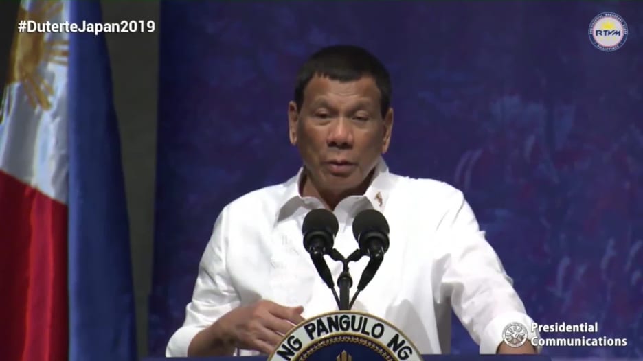 رئيس الفلبين: كنت مثلياً قبل أن أُشفى على يد النساء الجميلات