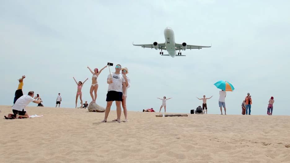 طائرات تحلق فوقك على الشاطئ.. تجربة جديدة في ماي خاو